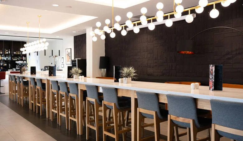 OSKO Hotel bar with large table and friendly atmosphere near Toulouse-Blagnac Airport